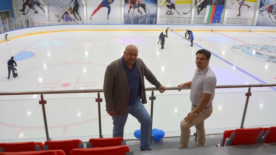 Министър Кралев се запозна с условията за спорт на закритата ледена пързалка в Кранево