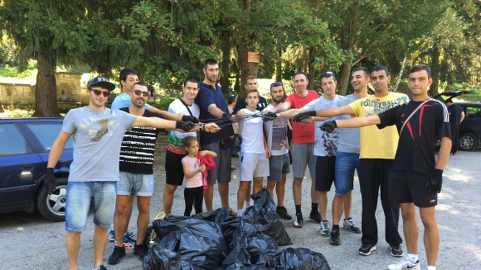 Волейболистите на Дунав (Русе) почистиха Лесопарк „Липник“
