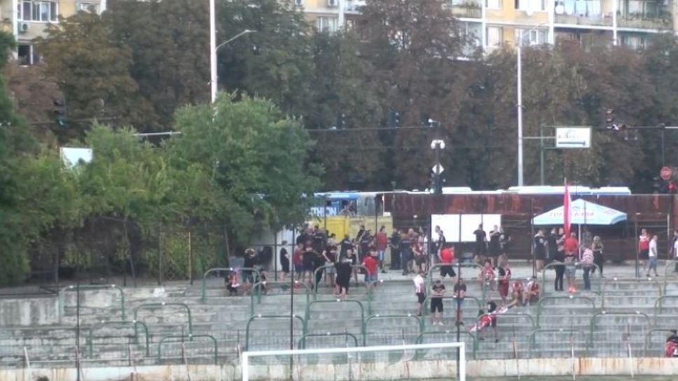 Феновете на ЦСКА-София заемат местата си на "Тича" час преди началото на мача