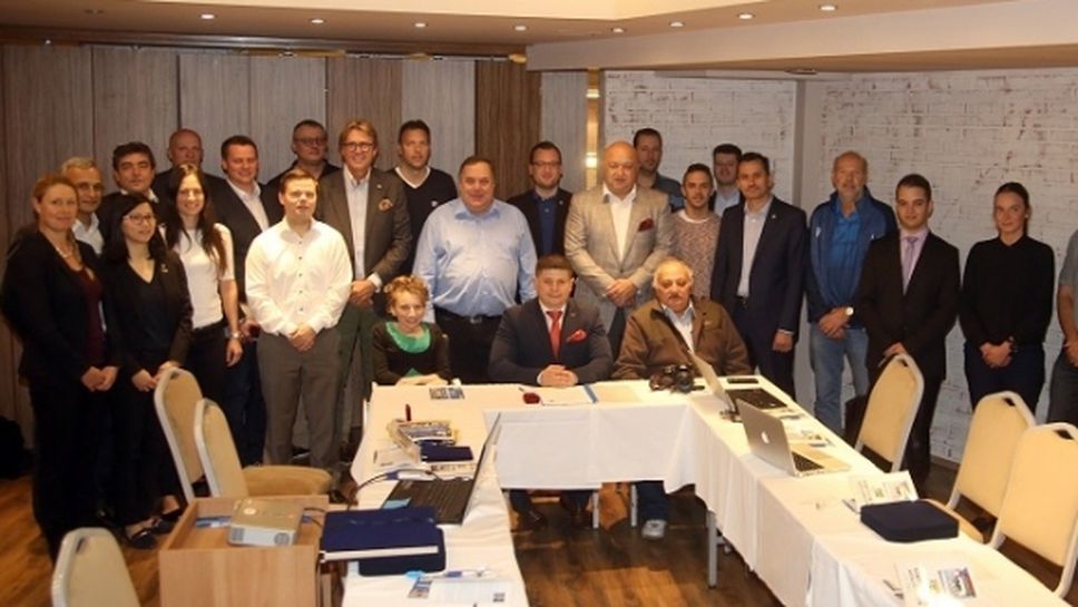 Министър Кралев връчи почетни плакети на ММС на ръководителите на Европейската конфедерация по бадминтон