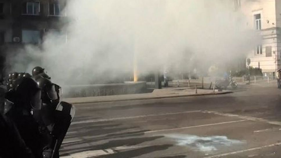 Феновете на Левски хвърлиха бомба срещу полицаи