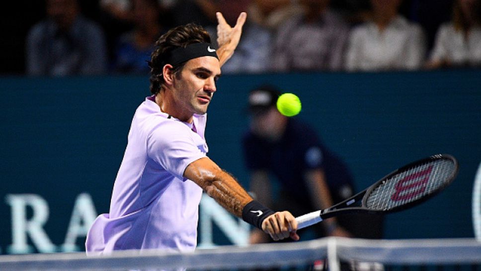 Федерер загуби сет, но продължава към 13-ия си финал в Базел