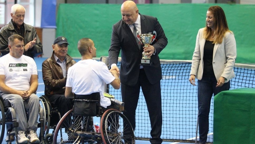 Министър Кралев награди победители от турнир по тенис за хора с увреждания