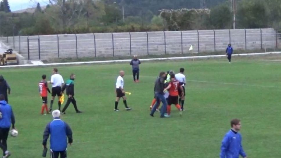 Грозно: Биха футболисти и съдии след победа на Рилски спортист в Сливница (видео)