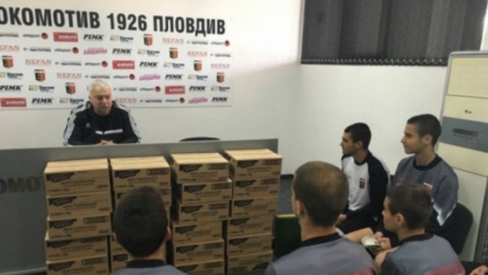 Бонев раздава кроасани и солени закуски