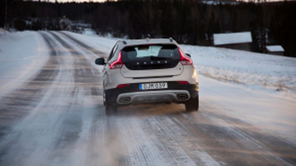 Volvo чества юбилей с тест-драйв върху сняг и лед