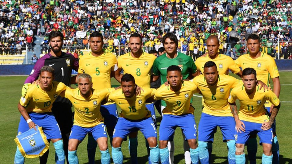 Футболист на Боливия се снима с отбора на Бразилия