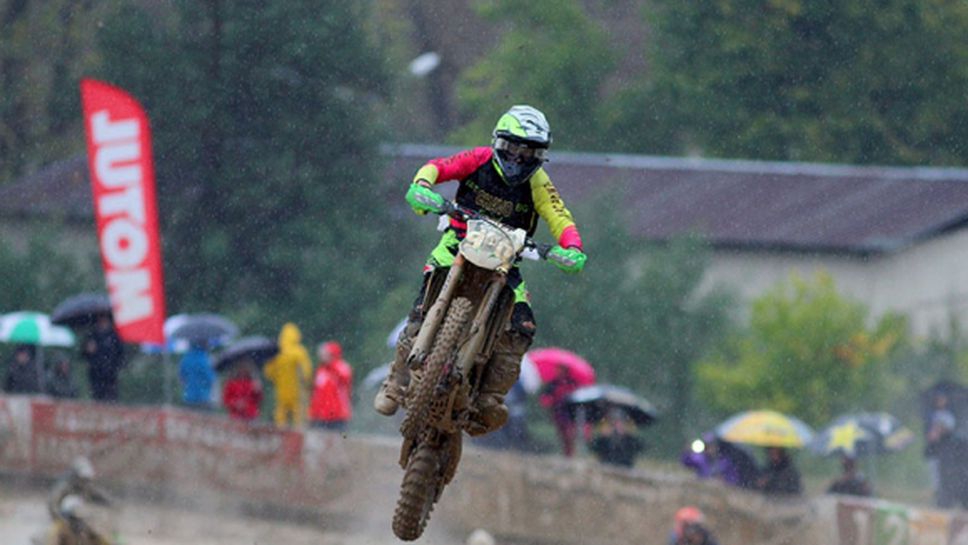 Дъжд и кал в първия ден на Европейски шампионат по мотокрос в Троян
