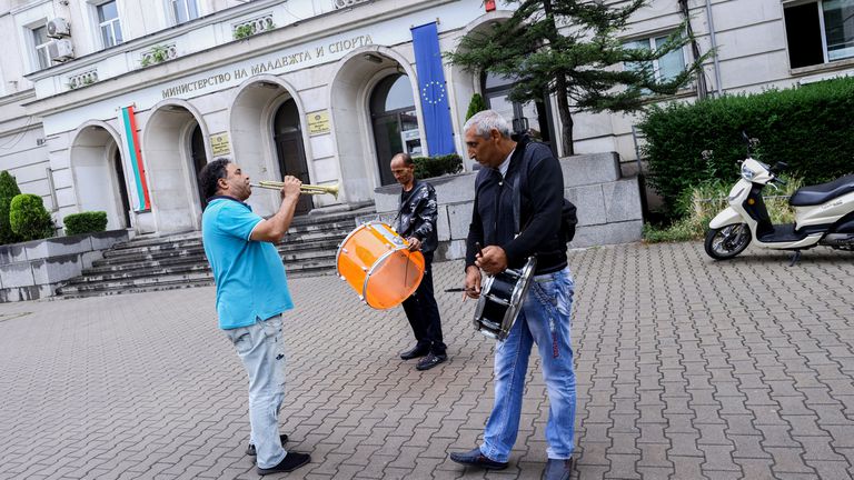 Цигански оркестър изпраща Министър Василев със "серенада" пред ММС