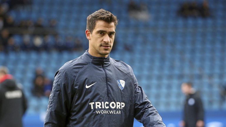 подписа за още година в гръцкия защитник Василейос Лабропулос съобщиха