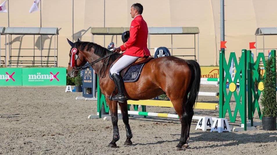 Филип Велев с кон Карел Н триумфира в изпитанието Медиум тур от Европейската лига