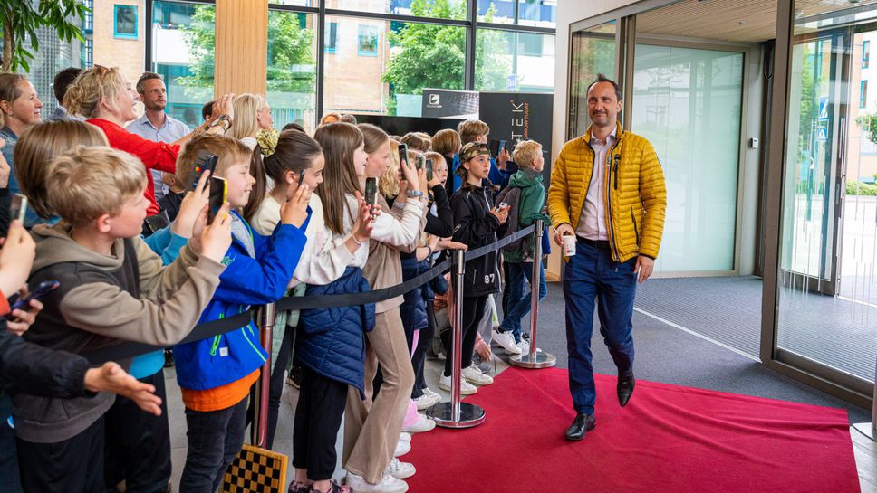 Веселин Топалов завърши реми със световния шампион Магнус Карлсен