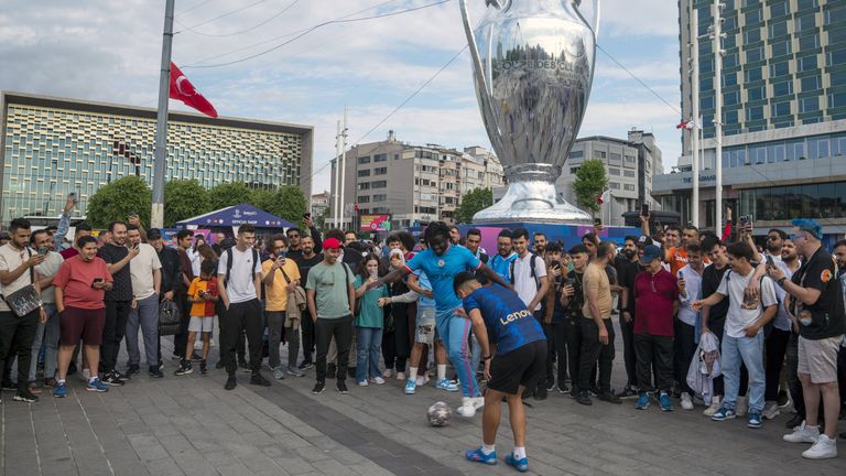 Нетърпеливи фенове на Интер от Косово пристигнаха на Олимпийския стадион