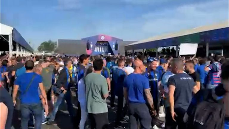 Хиляди фенове на Интер се събраха във фен зоната на отбора преди финала