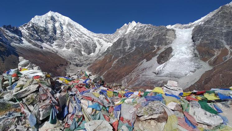 Изчистиха 11 тона отпадъци от най-високите върхове в Хималаите, над 200 трупа покриват само Еверест