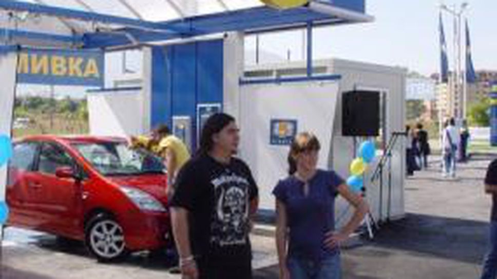 Маги Малеева и Звезди от „Ахат” първи измиха колите си в новата автомивка "5 минути"