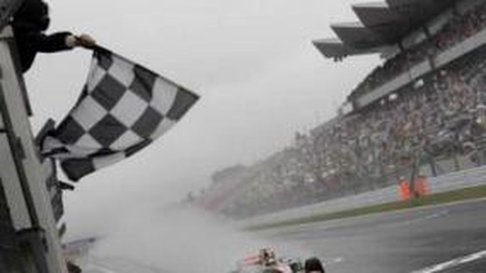 Хамилтън печели хаоса в Япония, Алонсо отпада