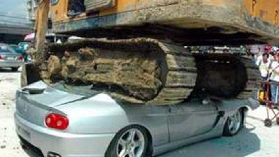 Пращат Ферари за скрап в Тайланд