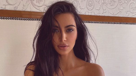 Банският на Кардашиян не успя да прикрие прелестите й