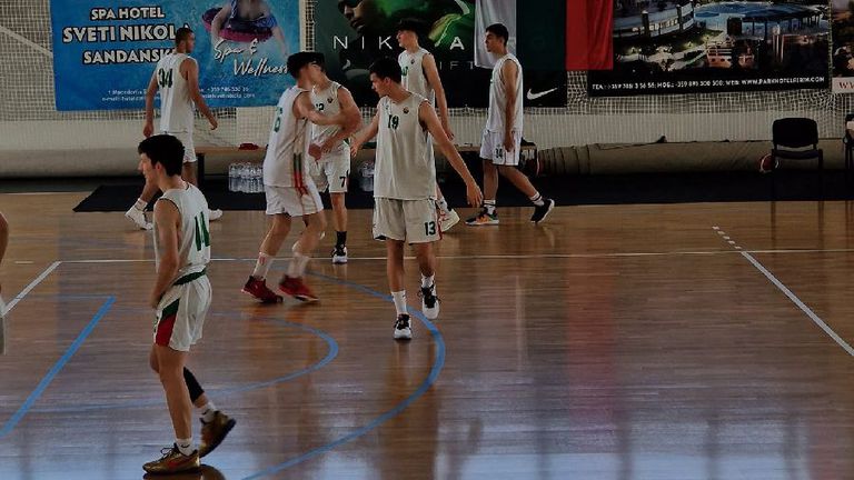 Мачът започна равностойно като след 10 минути игра домакините имаха