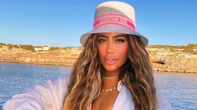 Сестрата на Неймар показа прелестите си в Испания