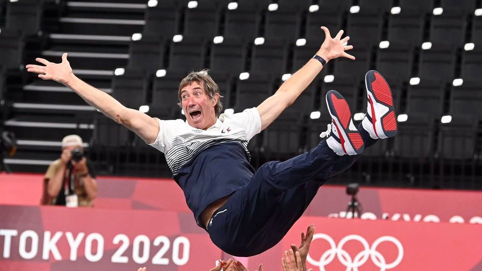 Хиляди посрещнаха олимпийските шампиони от Франция пред Айфелофата кула 🏐🥇🇲🇫