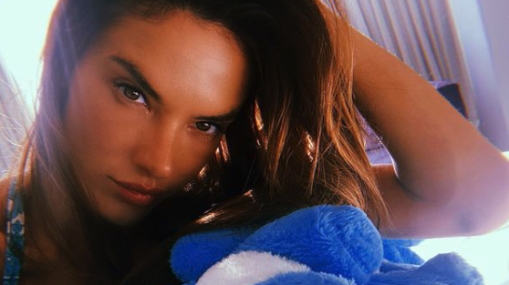 Алесандра Амброзио се снима под душа