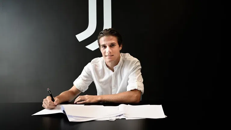 От Ювентус официално обявиха новия договор на 21 годишния халф Николо
