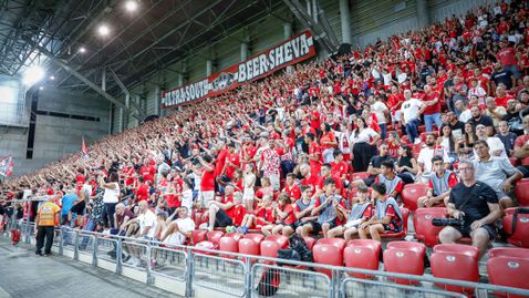 Апоел (Беер Шева) се раздели с крило