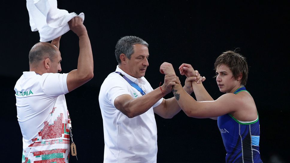 Янева е на полуфинал, а Дудова чака репешаж на Световното