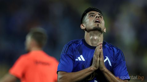 Треньорите на Левски се опитват да вдигнат Асен Митков психически