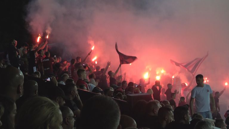 Феновете на Локо Сф ликуват след втория гол във вратата на Левски