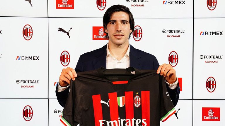 Сандро Тонали удължи договора си с Милан до 2027 година.