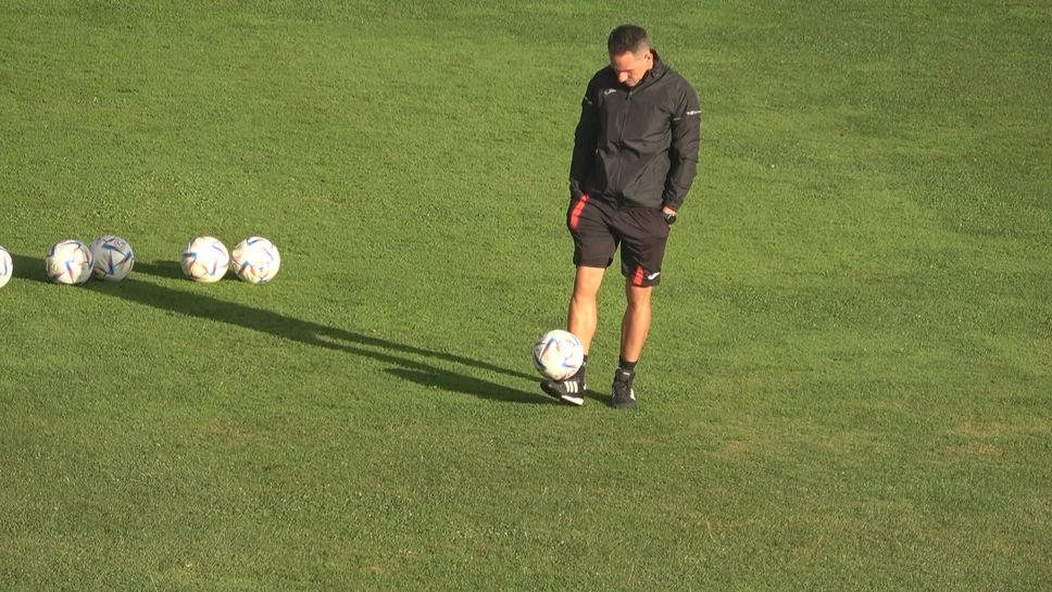 Живко Миланов се забавлява преди дербито в Надежда