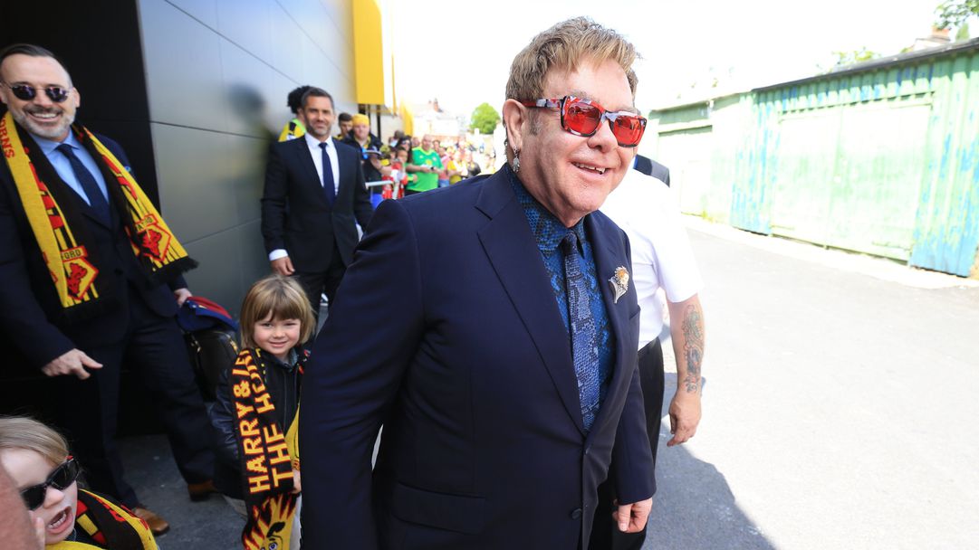 Уотфорд ще носи специален юбилеен екип в чест на 50-годишнината от встъпването на Елтън Джон в клубната управа