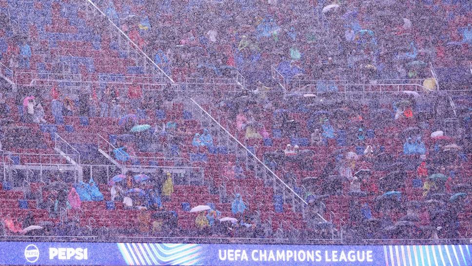 Реновираният “Камп Ноу” протече за ужас на журналистите