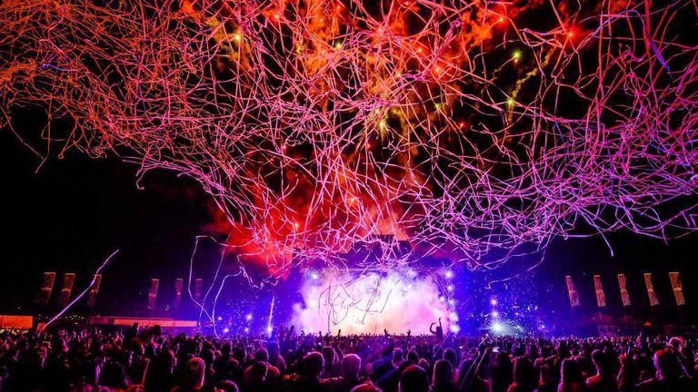 Плажът Копакабана в Рио де Жанейро и пристанището на Дубай