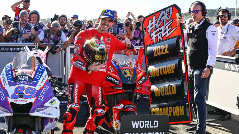 В средата на сезон 2022 в MotoGP Франческо Баная изоставаше