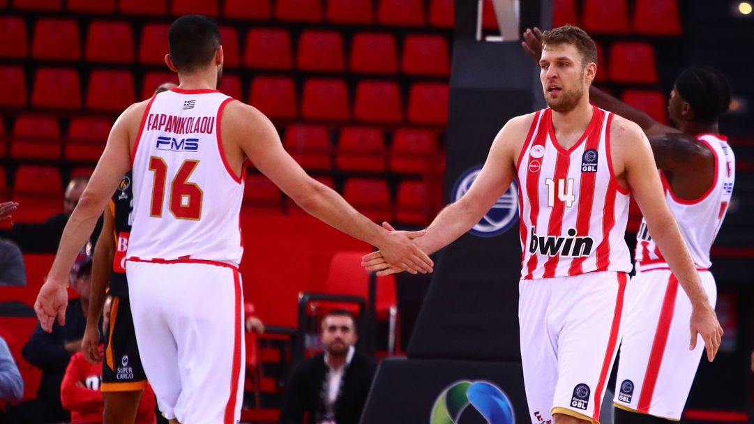 Везенков и Олимпиакос дори не се изпотиха в Гърция