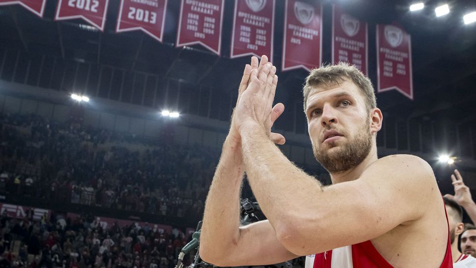 Отборът на Олимпиакос с българския национал Александър Везенков се изправя