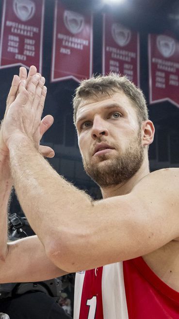 Везенков и Олимпиакос остават непобедени в Гърция