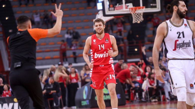 Българската баскетболна звезда Александър Везенков преподписа с Олимпиакос а договорът