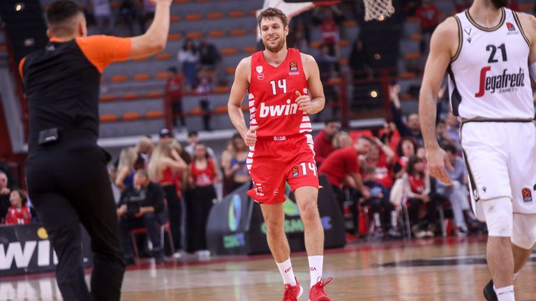 Българският баскетболист Александър Везенков попадна в топ 10 в 49 ото