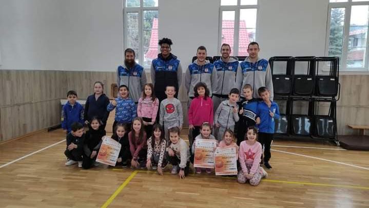 Играчите на Рилски спортист посетиха две училища в Самоков