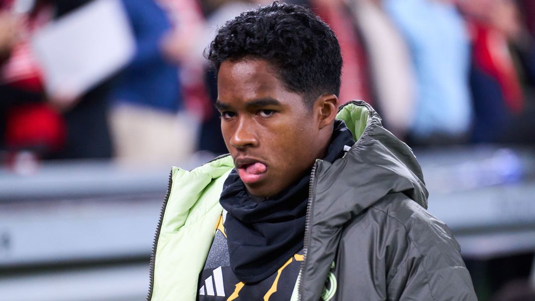 Обрат с преотстъпването на Ендрик в Лион