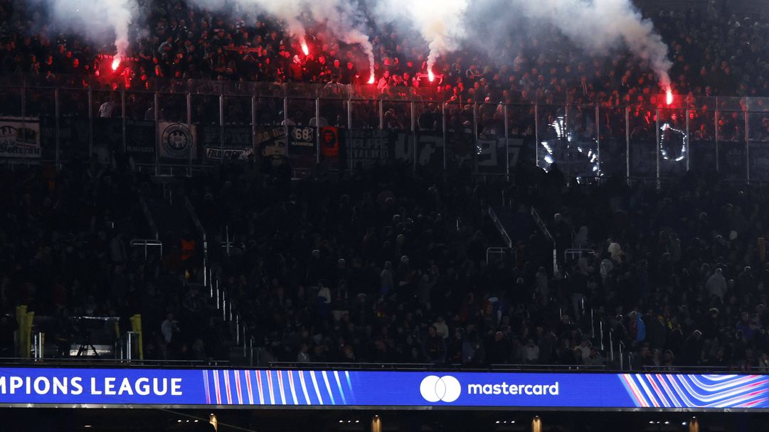 Феновете на Айнтрахт на "Камп Ноу" са палили факли и целели с предмети привърженици на Барселона