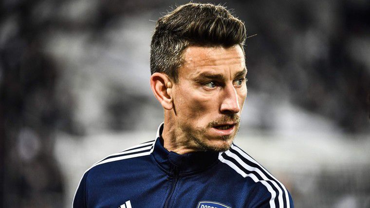  Бордо в профил капитана и още петима играчи 