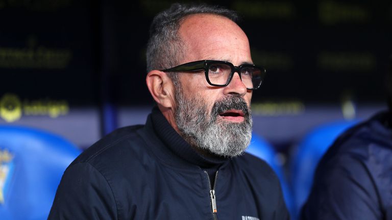 От официално обявиха че се разделят със своя наставник Алваро