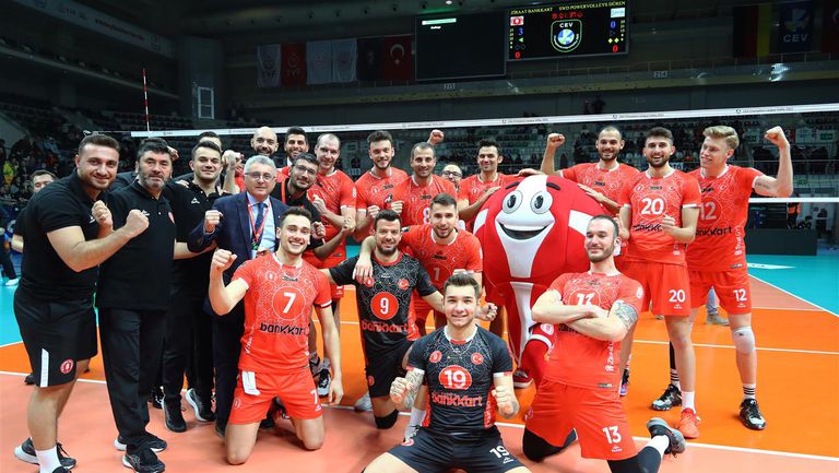 Волейболният национал Мартин Атанасов и неговият Зираатбанк Анкара записаха едва