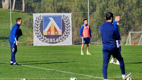 Двама се присъединиха към лагера на Левски, Митков и Охене не тренират